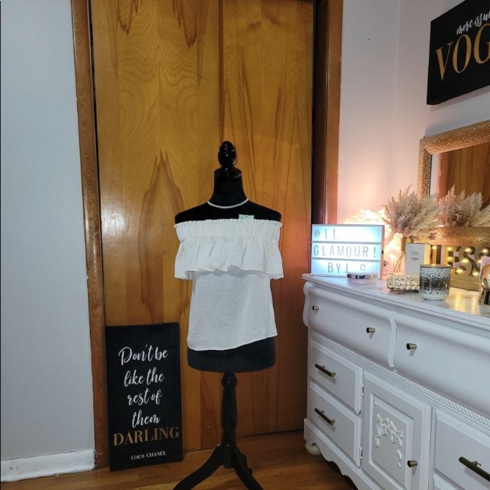 Express Top, Size S, Color Off white.